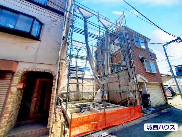 【前面道路含む現地写真】 | 江戸川区西瑞江3丁目　新築戸建 | 新規公開！３LDKの新邸です♪トイレ2箇所、対面キッチン！施工会社の同程度仕様施工例写真もご用意しております。