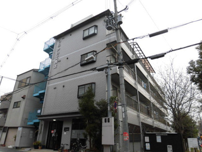 【外観】 | ハイツしらかわ | 白基調の青い階段が特徴的な建物です。