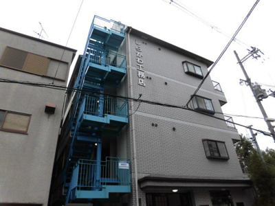 【外観】 | ハイツしらかわ | 白基調の青い階段が特徴的な建物です。