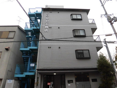 【外観】 | ハイツしらかわ | 白基調の青い階段が特徴的な建物です。