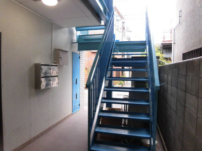 【その他共用部分】 | ハイツしらかわ | きれいな共用階段です。