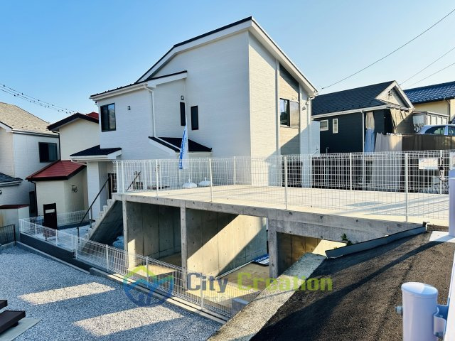 藤沢市本藤沢1丁目　新築一戸建ての前面道路含む現地写真