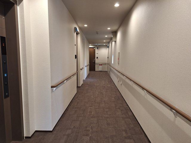（シニア限定）CASA　BELLUCEのその他共用部分|通路幅もあり、手すりも付いて安心です。