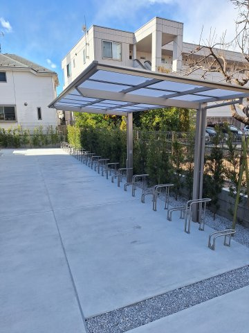 （シニア限定）CASA　BELLUCEの駐車場|屋根付き駐輪場