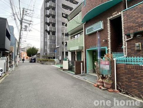 塚本2丁目中古戸建の前面道路含む現地写真|◆周辺は平坦地エリア！徒歩や自転車でのお出掛けもスムーズです♪