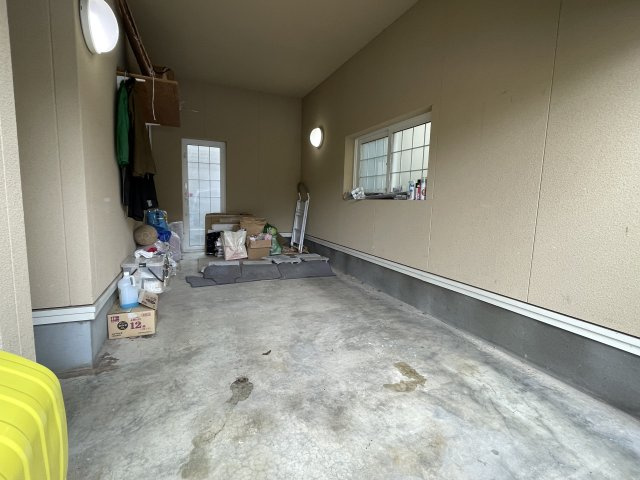 【中古戸建て】秋田市新屋勝平町の駐車場|シャッターつきビルトインガレージです。