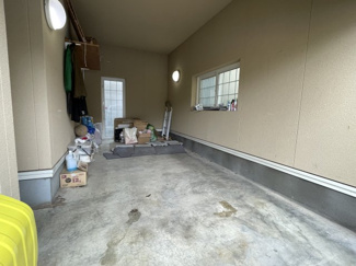 【駐車場】 | 【中古戸建て】秋田市新屋勝平町 | シャッターつきビルトインガレージです。