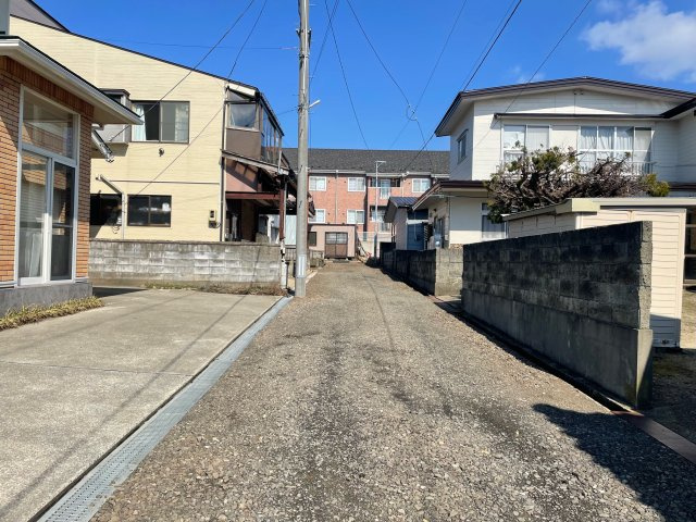 【中古戸建て】秋田市新屋勝平町の前面道路含む現地写真