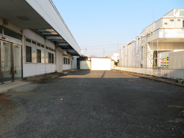 坂戸市千代田５丁目の倉庫の駐車場