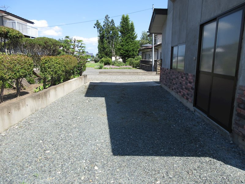 花巻市上根子字法領　土地建物の外観|道路からの進入路