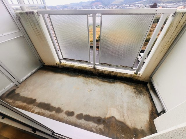 ファミールマンション広川のバルコニー|ドアがついて大きな荷物も置くことができます。