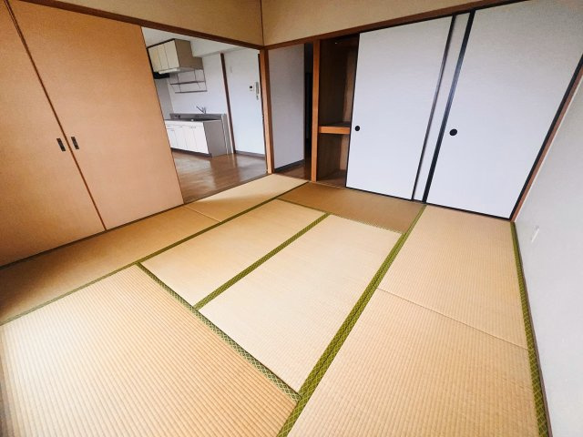 ファミールマンション広川の和室|8帖の和室で収納付きです。