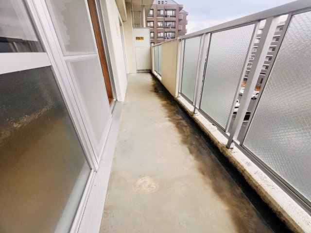 ファミールマンション広川のバルコニー|リビングから和室にかけてのバルコニーです。