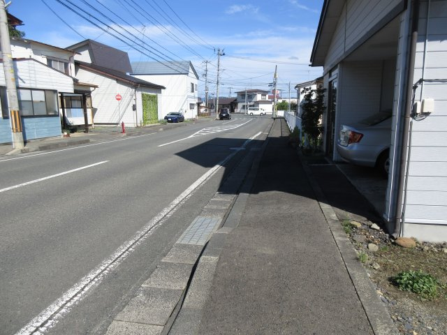 花巻市石神町　土地の前面道路含む現地写真