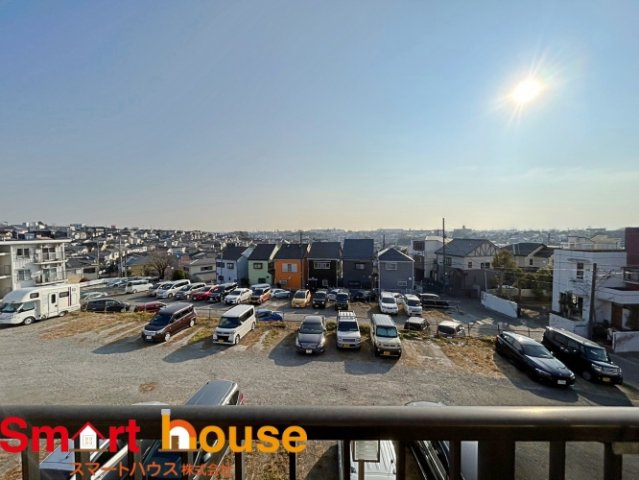 綾瀬市寺尾北　中古マンション　駅徒歩9分の展望|お住まいの前面道路が広いと駐車が楽になり、陽当たりも遮られないので明るく居心地の良いお家になります♪