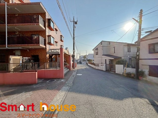 綾瀬市寺尾北　中古マンション　駅徒歩9分の外観|前面道路は閑静な住宅地をはしる車通りの少ない道路。お車の出し入れが苦手なママや小さなお子様にも安心ですね。しっかり舗装もされているので、ベビーカーや自転車で通っても快適に通行できます。