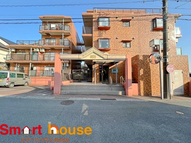 綾瀬市寺尾北　中古マンション　駅徒歩9分の外観|外壁が周囲の街並みと青空に生えるお洒落な仕上がり！