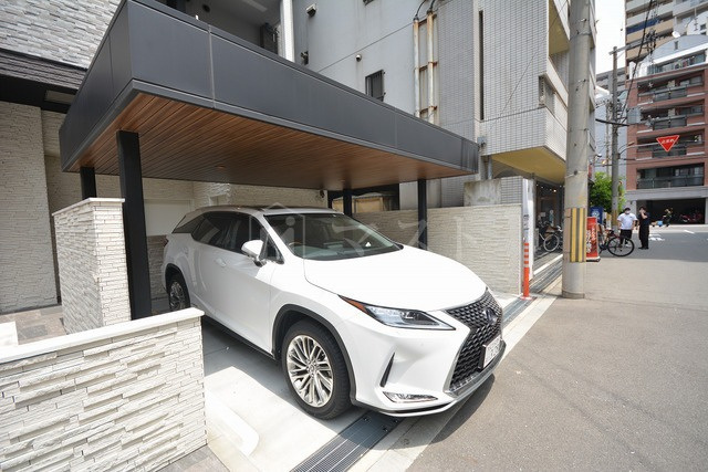 シャローズワン立売堀の駐車場
