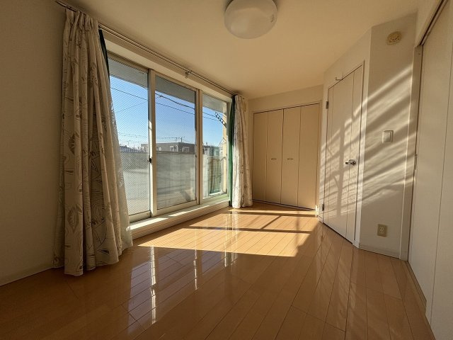 【洋室】 | RC造3階建て・オール電化住宅 | 3階南向きの6.6畳の明るいお部屋は、日当たり良好で心地よい陽ざしが差し込む快適空間です。
