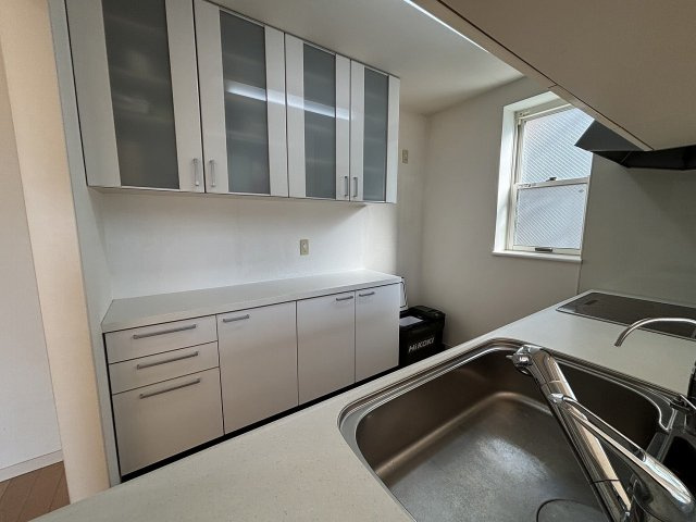 【キッチン】 | RC造3階建て・オール電化住宅 | 収納力抜群のカップボードで、キッチンをスッキリ整理。食器や調理器具をスマートに収納でき、使い勝手も抜群です♪