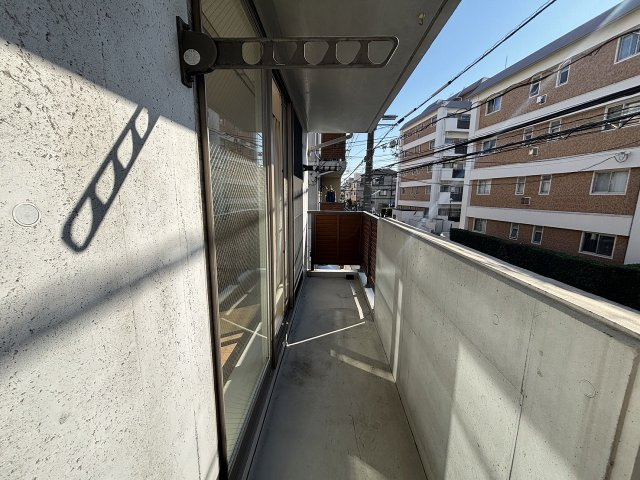 【バルコニー】 | RC造3階建て・オール電化住宅 | 2階リビングにバルコニー搭載。水回りは2階に集中ですので、日々のお洗濯も効率よくこなせます。