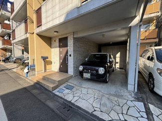 【駐車場】 | 車を守るビルトイン駐車スペースは広めな設計で車種に制限を受けることは御座いません。