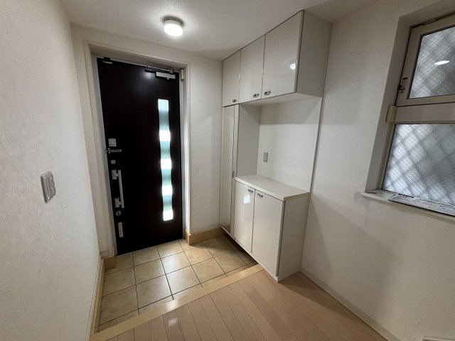 【玄関】 | RC造3階建て・オール電化住宅 | 開放感のある広い玄関で、ゆとりあるお出迎え。収納スペースも充実し、靴や荷物をスッキリ整理。家の第一印象を美しく整え、快適な暮らしをサポートします。