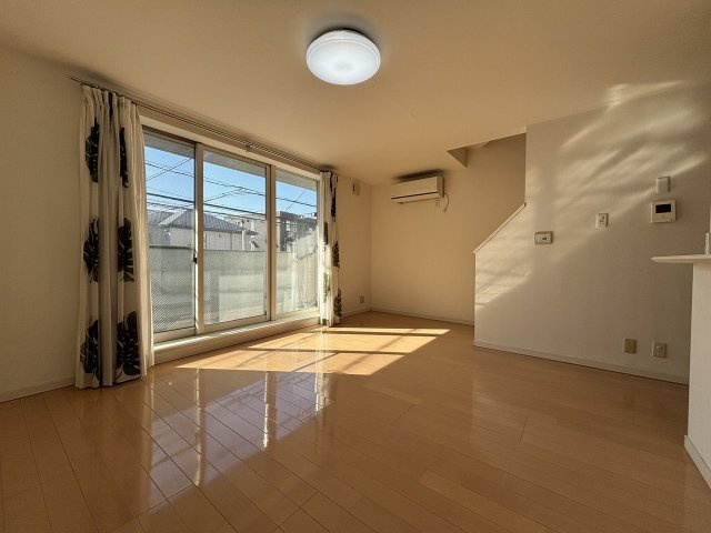 【居間・リビング】 | RC造3階建て・オール電化住宅 | 南向き15.6畳のリビングは、広々としたレイアウトでインテリアの自由度も高く、快適なくつろぎの時間を提供致します。