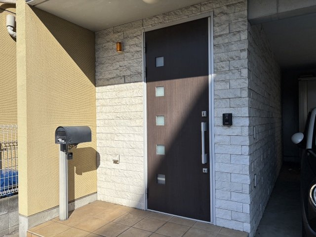 【玄関】 | RC造3階建て・オール電化住宅 | 家の顔と言っても過言ではない玄関にもサンサンと当たる日差しは、出迎えるお客様を温かくおむかえ致します。