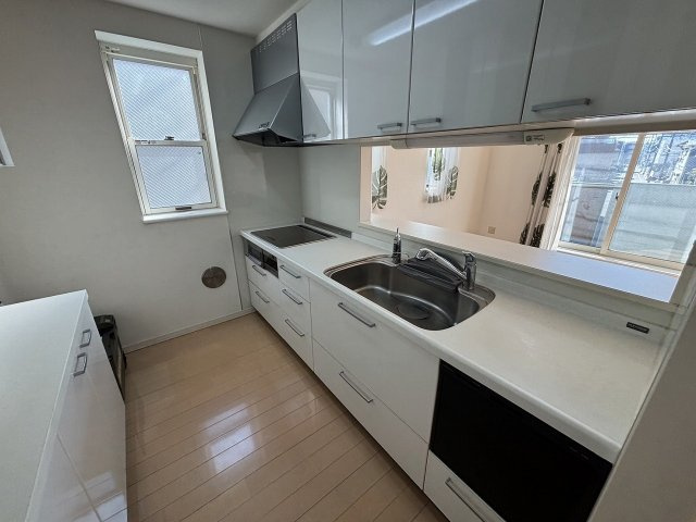 【キッチン】 | RC造3階建て・オール電化住宅 | オール電化キッチンで、安心・安全＆省エネを実現。火を使わずクリーンでお手入れも簡単。効率的な調理が可能で快適なキッチンライフをサポート致します。