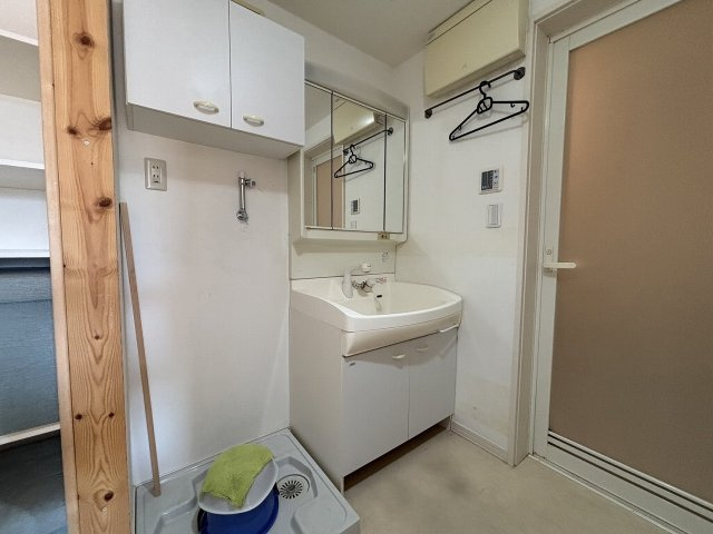 【独立洗面台】 | RC造3階建て・オール電化住宅 | お風呂に近い洗面化粧台で、朝の準備やお風呂後のケアがスムーズ。動線が短く時間を有効活用できる便利な配置。収納も充実し使いやすさと快適さを兼ねそろえた空間です。