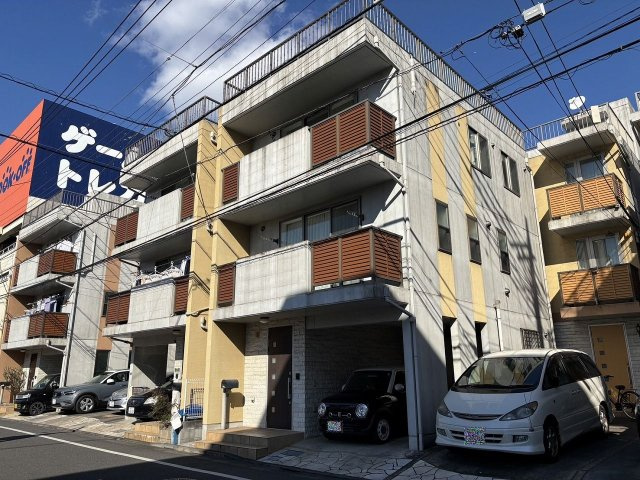 【外観】 | RC造3階建て・オール電化住宅 | 地震に強いRC造りは、大型4LDK、ルーフテラス付きの3階建て仕様♪
即日のご内覧可能で御座いますので、お気軽にお問合せ下さい。