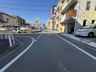 【前面道路含む現地写真】 | 南側前面道路は6.0ｍ公道で、お車の通行量も少なく小さなお子様にも安心の立地です。