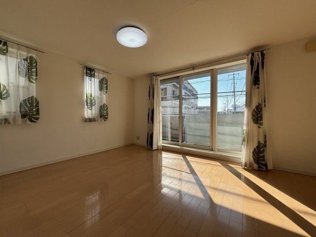 【居間・リビング】 | RC造3階建て・オール電化住宅 | 15.8畳の広々リビングは、日当たりも良く家族皆の憩いの空間♪
床暖房設置で寒さ対策も万全です！！