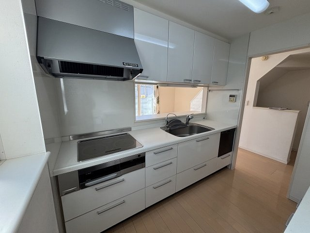 【キッチン】 | RC造3階建て・オール電化住宅 | オール電化のキッチンは、食洗器搭載のシステムキッチンです。
料理をしながら、ご家族との会話も楽しめる対面式が搭載されております。