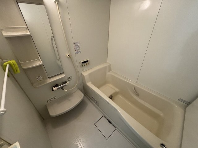 【浴室】 | RC造3階建て・オール電化住宅 | 一日の疲れを癒す浴槽は足を延ばせる大型タイプ♪
日々の疲れはお風呂で解消！！