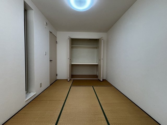 【和室】 | RC造3階建て・オール電化住宅 | 収納豊富な和室で、スッキリ快適な空間を実現。
くつろぎと実用性を兼ね備えた和の空間です♪