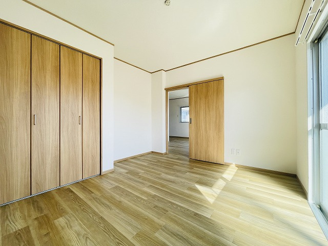 【洋室】 | クローバー花畑ガーデン | 6帖の洋室は南側バルコニーで明るく換気もバッチリです