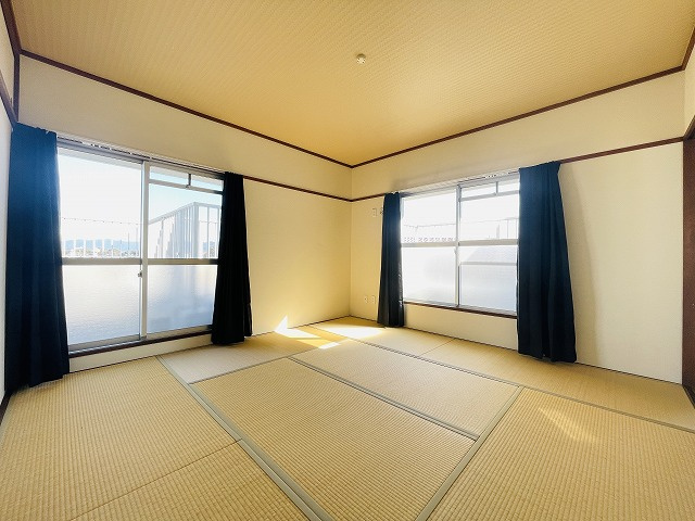 【和室】 | クローバー花畑ガーデン | 8帖の和室は二面採光＆東南両側バルコニーなので日当たり良好です