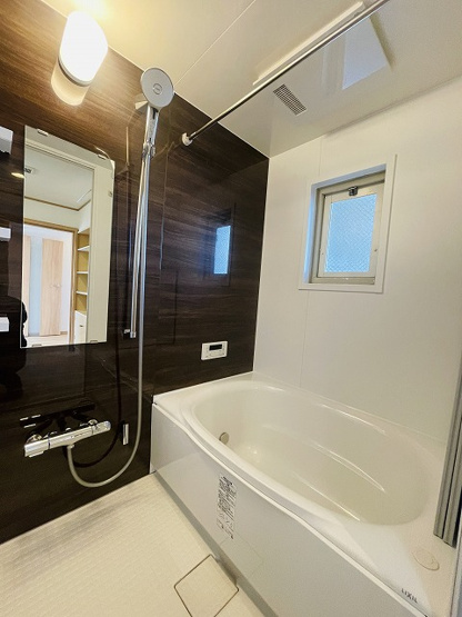 【浴室】 | クローバー花畑ガーデン | 雨の日や花粉症対策にも役立つ浴室乾燥機付き!暖房機能付きでヒートショック対策にもなりますね