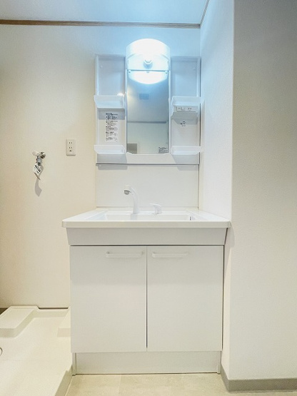 【独立洗面台】 | クローバー花畑ガーデン | 収納ポケット付きの洗面台で、散らかりがちな洗面回りをスッキリと片付けることができます