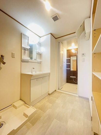 【脱衣所】 | クローバー花畑ガーデン | 脱衣所には収納棚もあるので、リネン類などもスッキリ整理整頓できます