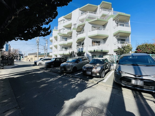 【駐車場】 | クローバー花畑ガーデン | 敷地内にはただいま空きがなく、近隣駐車場を確保しております。(徒歩5分。月額6000円)