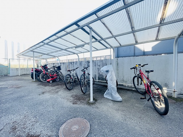 【駐輪場】 | クローバー花畑ガーデン | 屋根がついているので雨の日も安心！カバーいらずです。