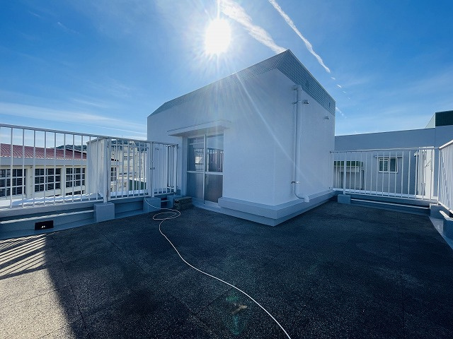 【バルコニー】 | クローバー花畑ガーデン | 和室に面した広いルーフバルコニーは開放的です！