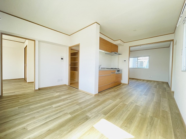 【居間・リビング】 | クローバー花畑ガーデン | LDKは隣りの洋室とつなげて広く使ってもOK ライフスタイルに合わせて自由に使えます