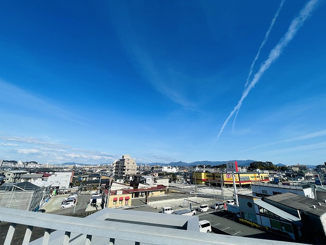 【展望】 | クローバー花畑ガーデン | 前面はさえぎる高層ビルもなく、美しい青空の眺望が広がります