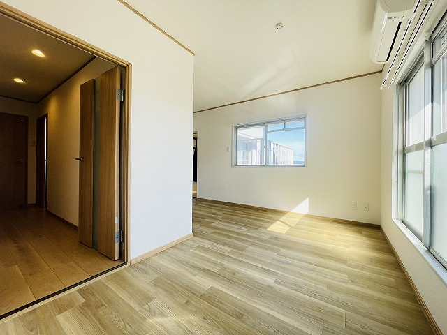 【居間・リビング】 | クローバー花畑ガーデン | 二面採光のダイニングキッチンは、ご家族みんなで過ごす空間をより居心地良くしてくれます