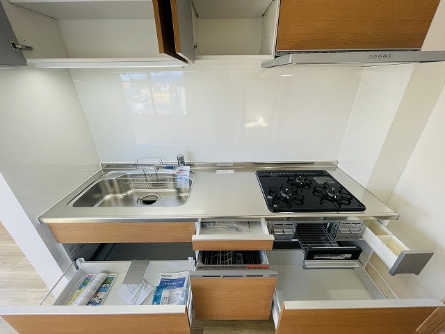 【キッチン】 | クローバー花畑ガーデン | 新品キッチンは引き出し式収納で大きなお鍋や調味料も楽々取り出せます！吊戸棚もあり、調理器具も整頓しやすいです。