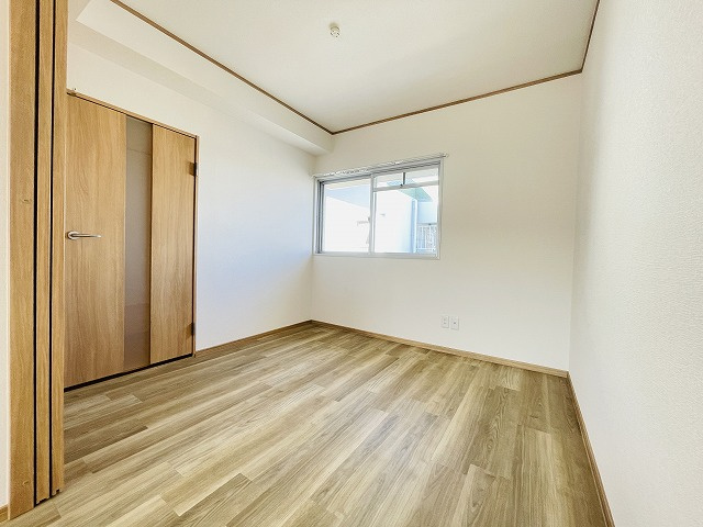 【洋室】 | クローバー花畑ガーデン | ダイニング横4.5帖の洋室